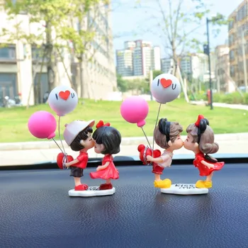 Двойката фигури от аниме Kawaii за автомобилни аксесоари, украса модел voiture де, Скъпа балон за целувка, интериор на автомобил, фигурка на арматурното табло